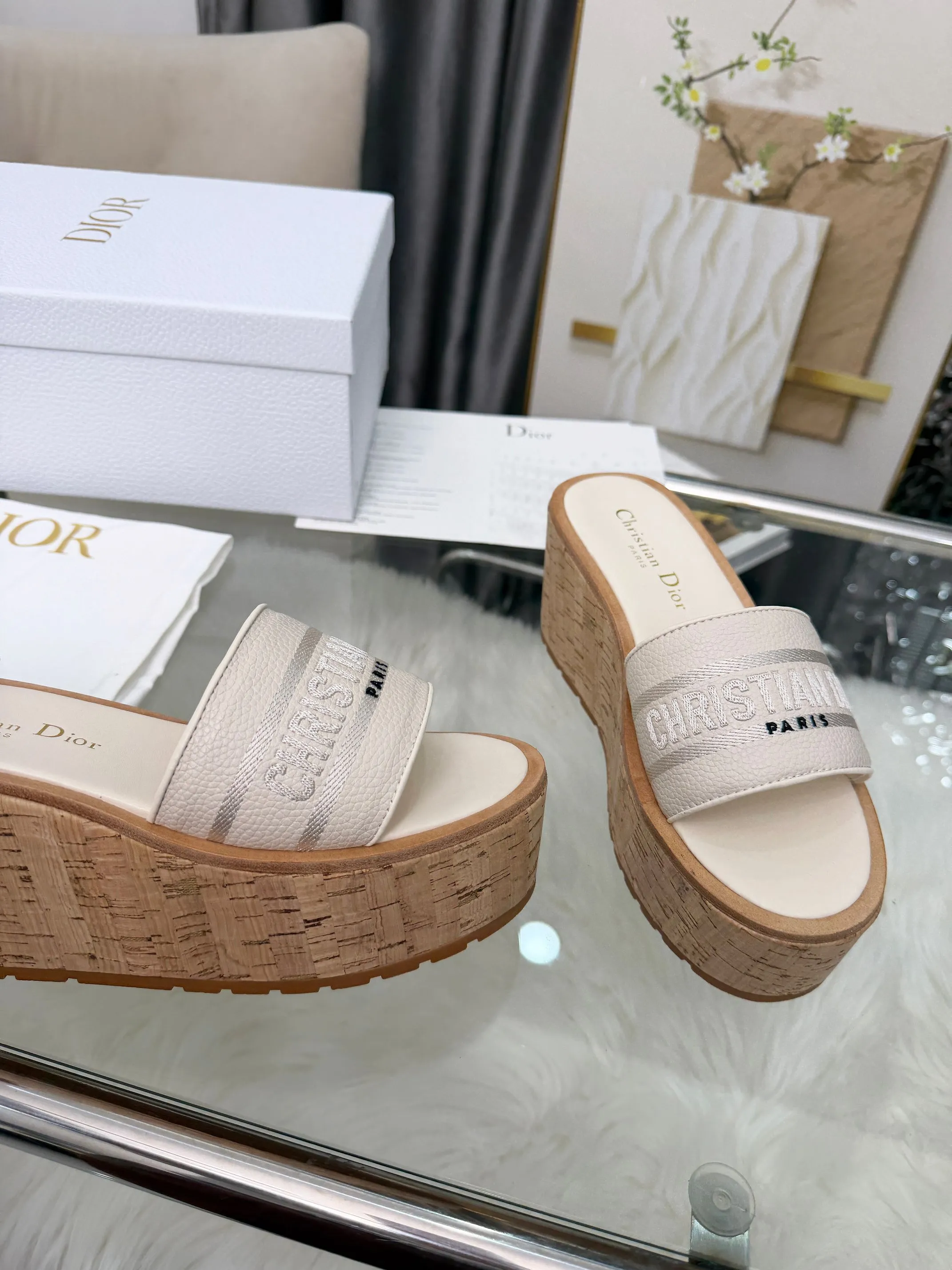 👟👟Ex-factory price 440👟👟 Dior Dior〰️Dway thick-soled wedge sandals✔️This thick-soled sandal is fashionable, casual and highly recognizable. The inspiration is cleverly combined by D's main designer into the perfect shoe shape. Paired with brand buckles, it is even more fashionable! Original version, perfect and exquisite workmanship!  Upper: pebbled leather + electric show code number; 35-39 (40-41 customized)